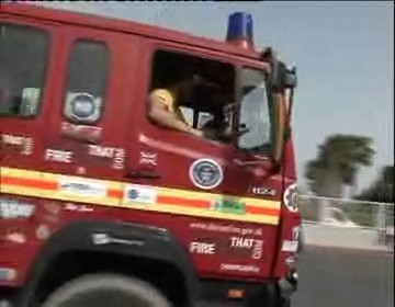 Imagen de El Bombero Británico Steeve Moore Visita Torrevieja En Su Vuelta Al Mundo En Un Camión De Bombero