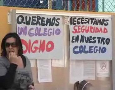 Imagen de Numerosos Padres Se Manifiestan A Las Puertas Del Ceip Amancer Para Lograr Un Colegio De Obra