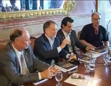 Imagen de José Luis Pérez Maeso, Autor Del Diccionario Torrevejense, Visitó El Casino Para Firmar Su Obra