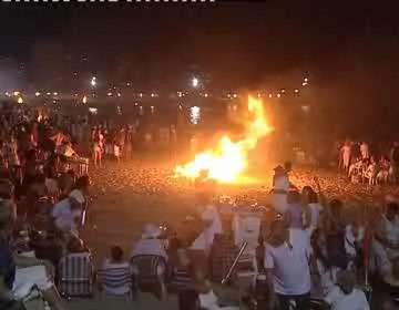 Imagen de Noche De San Juan Con Hogueras En La Playa Y Castillo Piromusical