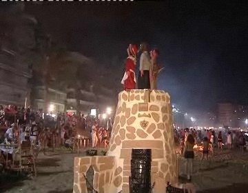 Imagen de El Monumento Fogueril Que Simula La Torre Del Moro Fue Quemado En La Noche De Ayer En El Cura