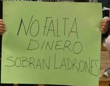 Imagen de 200 personas se concentran frente al Ayuntamiento para pedir la gratuidad del transporte escolar