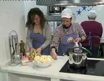 Imagen de La Junta Mayor de Cofradias de la Semana Santa de Torrevieja participo en la Cocina de La Plasa