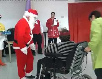 Imagen de Los Rascals y Papa Noel visitan ALPE cargados de alegría, ilusión y regalos