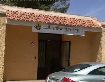 Imagen de Nicola Kuhn y David Caprota de Torreviejua, campeones en el XXXIV Circuito alicantino de tenis