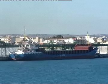 Imagen de Un carguero de bandera internacional es inspeccionado en el puerto de Torrevieja