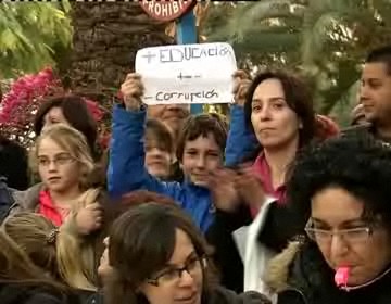 Imagen de Docentes de la comarca se concentran en Torrevieja contra el decreto de ajustes del Consell