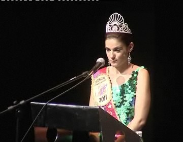 Imagen de Estefania Marin y Laura Pina, coronadas Reina Mayor e Infantil, respectivamente, del Carnaval 2012