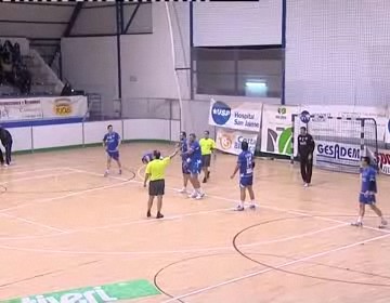 Imagen de El Club Balonmano Torrevieja empató ante el Ademar en el Cecilio Gallego