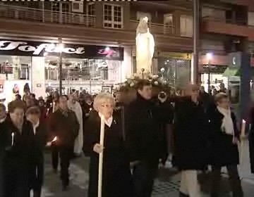Imagen de la Virgen de Lourdes recorrió las calles de Torrevieja en la procesión mariana de las candelas