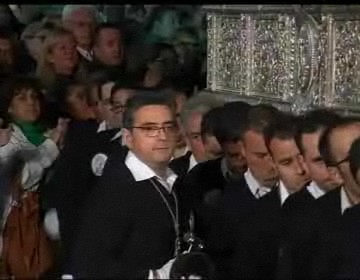 Imagen de La procesión del Encuentro en la Via Dolorosa del Miércoles Santo se escapa de la lluvia