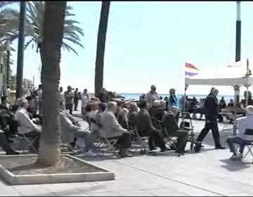 Imagen de Un centenar de ciudadanos conmemoró en Torrevieja el 81 aniversario de la República