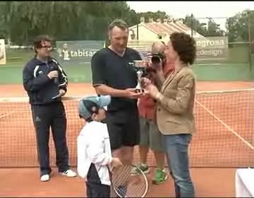 Imagen de El Alcalde inauguró la zona de Kiosco y juegos en el Club de Tenis el Dia del Socio.