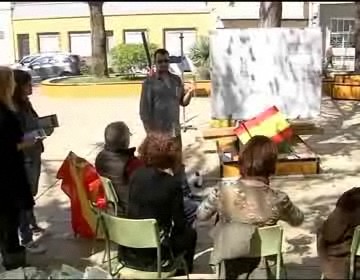 Imagen de La Escuela Oficial de Idiomas de Torrevieja sale a la calle para promocionar sus cursos