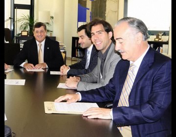 Imagen de Eduardo Dolón expone al Rector de la UMH seguir apostando por Torrevieja en cursos y actividades