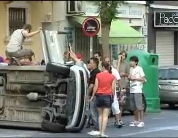 Imagen de Dos ocupantes quedan atrapados en el interior tras volcar el turismo en el que circulaban