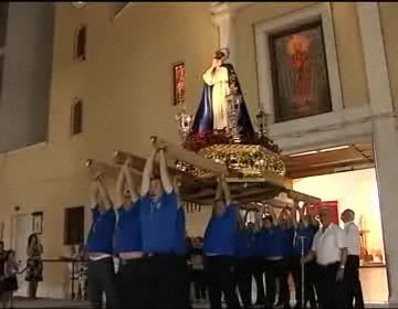 Imagen de La procesión con la imágen de San Pedro recorre las calles de Torrelamata