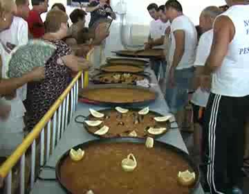 Imagen de Los Amigos del Cochino, de La Mata, ganadores del concurso de paellas Virgen del Carmen