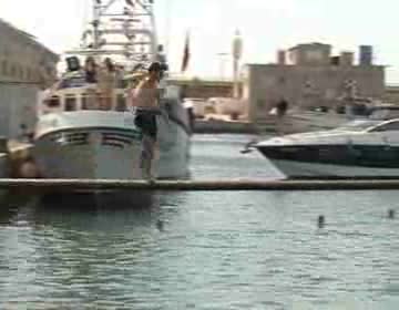 Imagen de El incombustible Juan Carlos Mercader ganó el primer premio de la Cucaña Virgen del Carmen