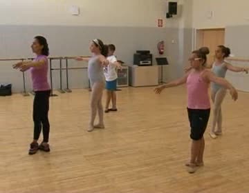 Imagen de La Escuela Municipal de Danza realiza numerosos cursos de verano en el Virgen del Carmen