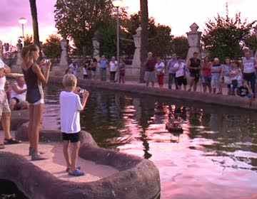 Imagen de El modelismo naval iluminó el lago del Jardín de las Naciones durante la noche del pasado sábado