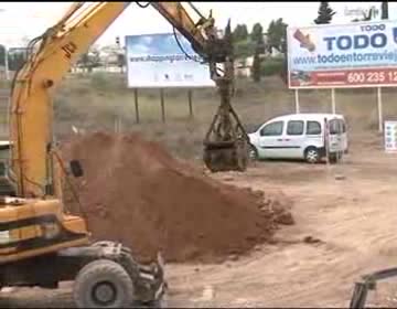 Imagen de Infraestructuras instala una tubería bajo la N-332 tras las obras del recinto del mercados