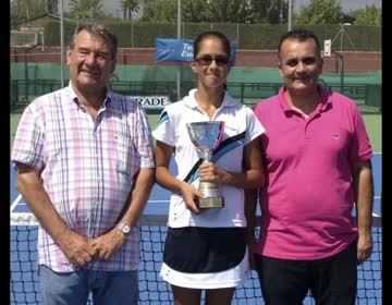 Imagen de La jugadora del CT Torrevieja Eva Guerrero gana el torneo internacional Juan Fuster de Benidorm