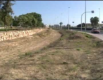 Imagen de Comienzan los trabajos de desbroce en la CV 90 para evitar la acumulación de aguas pluviales