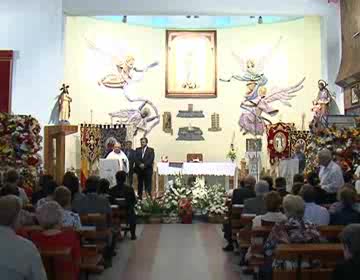 Imagen de La Virgen del Rosario recibió una colorista Ofrenda Floral en el interior de la iglesia de La Mata