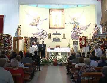 Imagen de La Virgen del Rosario recibió una colorista Ofrenda Floral en el interior de la iglesia de La Mata