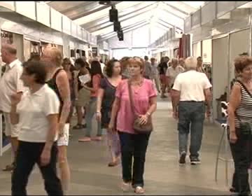 Imagen de Afluencia masiva de clientela a la VIII Feria Outlet del comercio local de Torrevieja