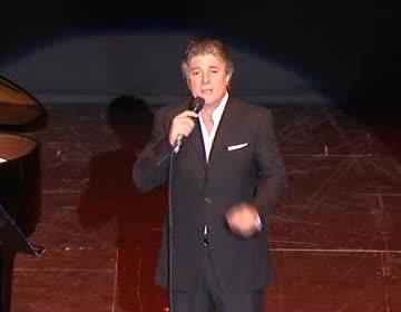 Imagen de El cantante Francisco actuó en el Teatro Minicipal de Torrevieja ante un público fiel y entregado