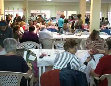 Imagen de Más de un centenar de participantes en el VII Encuentro de Bolilos de La Mata a pesar de la lluvia