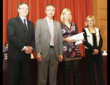 Imagen de Los Decanos de Facultades de Odontología premian a una profesional del Dpto. de Salud Torrevieja