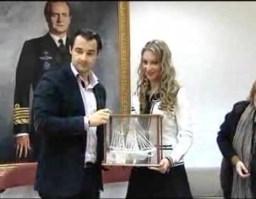 Imagen de El alcalde de Torrevieja entrega los emblemas de la Reina de la Sal a la nueva corte