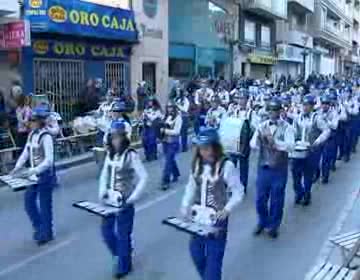 Imagen de El Desfile Infantil Fiestas Patronales reunió a miles de niños y mayores en la calle Ramón Gallud