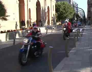 Imagen de La Peña Motorista Ciudad de Torrevieja recorrió las calles de la ciudad vestida de Papá Noel