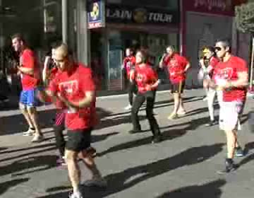 Imagen de El colectivo de BodyCombat realizó la Gala Solidaria Reyes para Todos en calle Concepción
