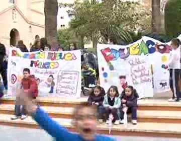 Imagen de Alrededor de 450 personas secundaron la manifestación contra la LOMCE en Torrevieja