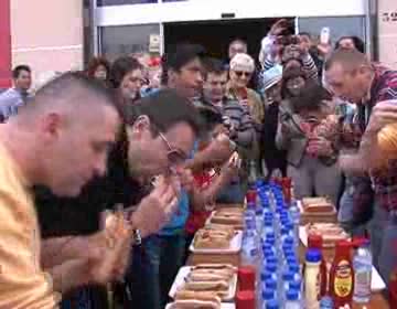 Imagen de Varios cientos de personas participaron en la parrillada solidaria a favor de APANEE y AMFA