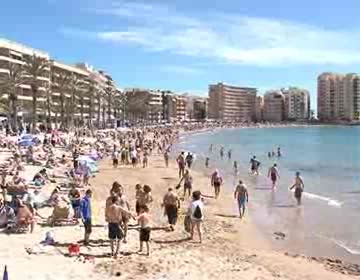 Imagen de El buen clima es aprovechado por miles de turistas para disfrutar de las playas de Torrevieja