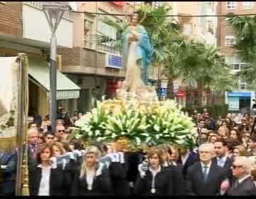 Imagen de La lluvia respetó la procesión del Encuentro hasta que las mujeres cobijaron a la Purísima