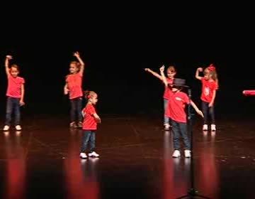 Imagen de Alrededor de 40 niños del Romualdo Ballester representaron Grease para su viaje fin de estudios