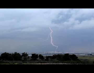 Imagen de Una fuerte tormenta sorprende a Torrevieja
