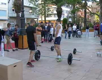 Imagen de Peluquería y Estética Rasgos realizó un desfile solidario de pelucas a beneficioo de la A.E.C.C.