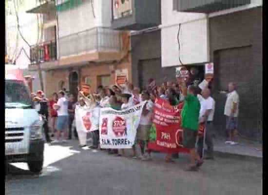 Imagen de Stop Desahucios Torrevieja ocupa un edificio abandonado para realojar a varias familias desahuciadas