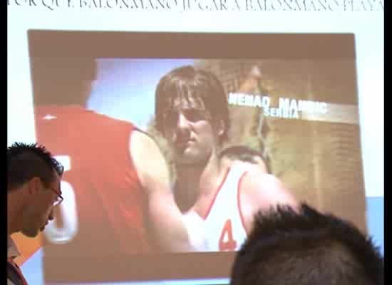 Imagen de El deportista Jordi Llach impartió una conferencia divulgativa sobre el balonmano playa