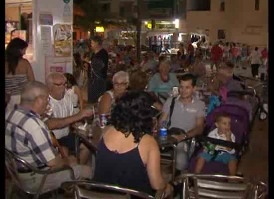 Imagen de La verbena de la Virgen del Carmen reunió a cientos de personas en la plaza Encarnación Puchol