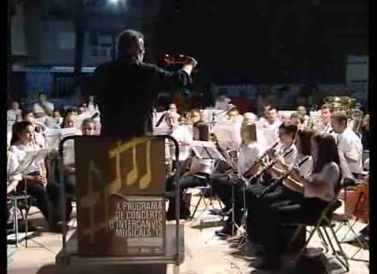 Imagen de La plaza Encarnación Puchol de La Mata acogió un gran concierto de la UMT y la UM de Almoradí