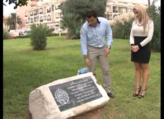 Imagen de El alcalde descubrió un monolito con texto dedicado a la plantación de un lentisco en La Mata